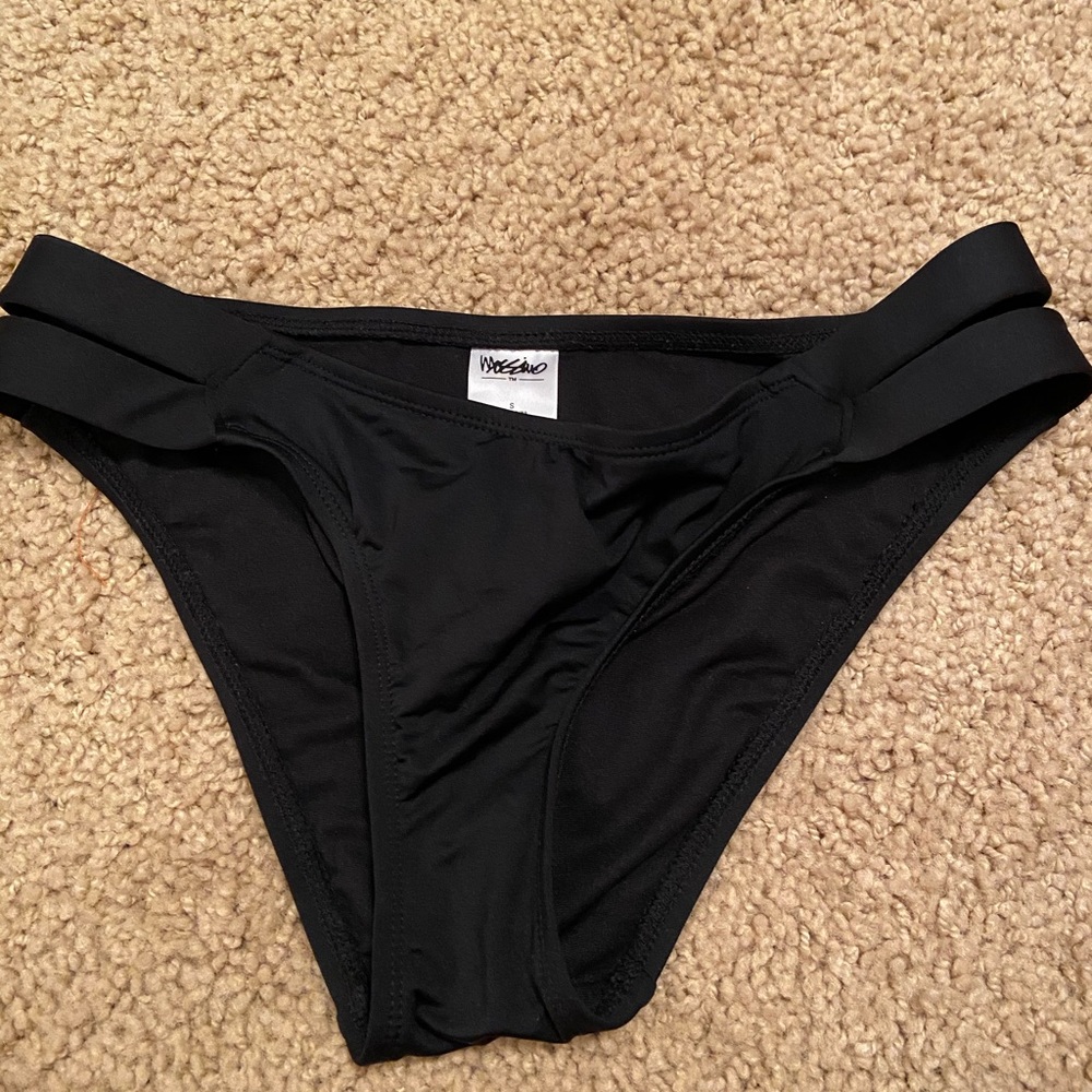 Black swim bottoms size: SMALL